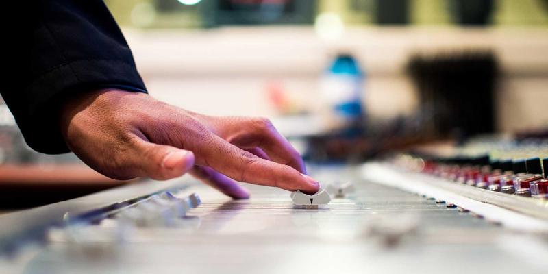 同志杂志中的文学与艺术评论：如何构建与批评酷儿文化创作