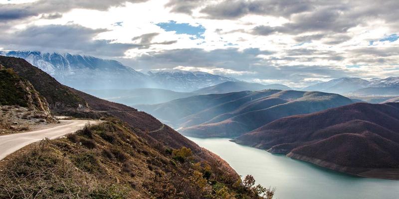 同志艺术的多维镜像：从城市、国家到全球的LGBTQ+杂志内容差异与本土特色